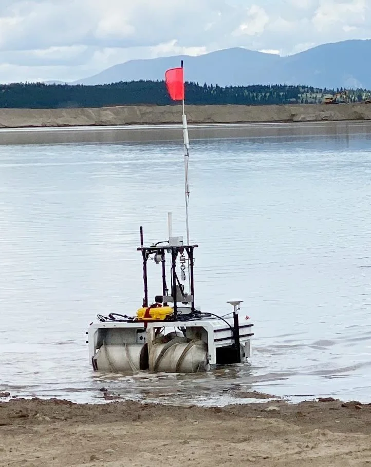 HELIX robot in shallow water with a flag mast and the CEE ECHO echo sounder