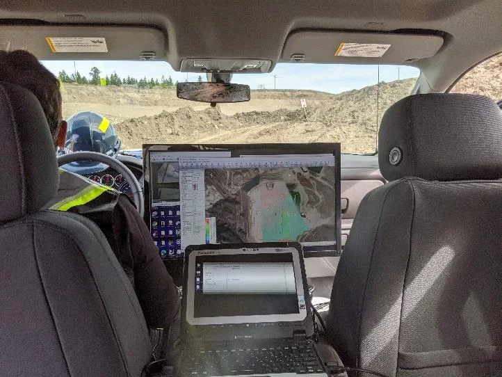 Operator in a vehicle monitoring the survey on laptops running Hydromagic
