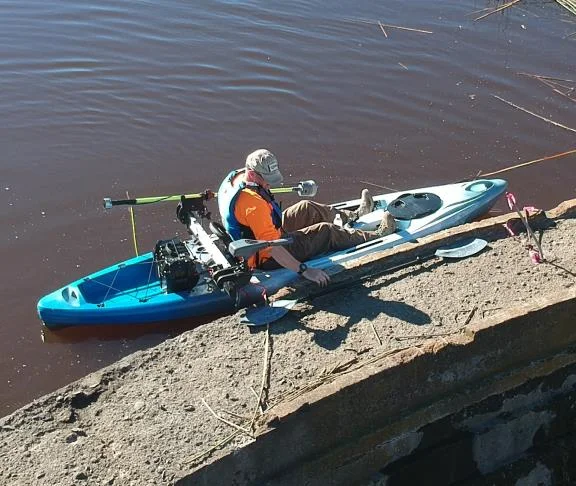 Surveyor in a blue kayak with the CEE-LINE pole mount at the water's edge