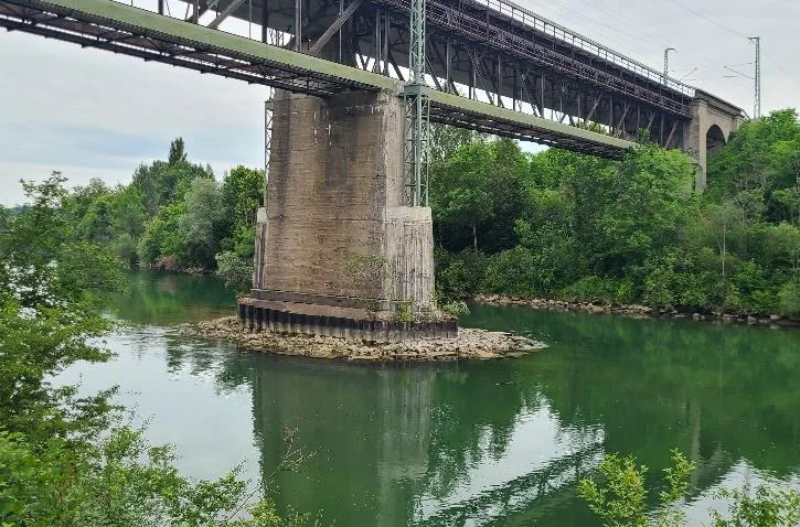 Rail bridge crossing a river, surveyed with the CEE-LINE